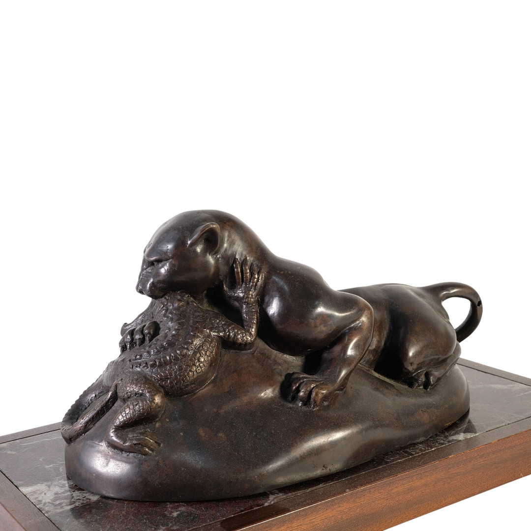 Jaguar cazando cocodrilo. Escultura en bronce.