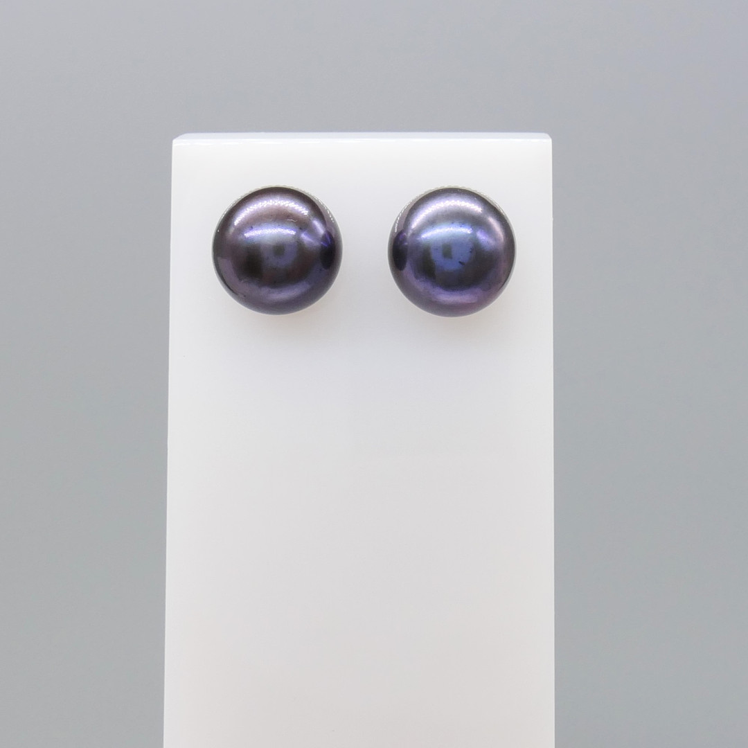 IRIDESCENT PEARL ear studs.