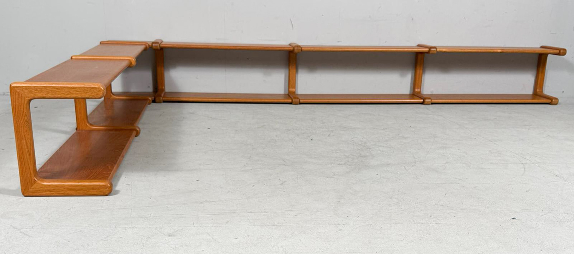DYRLUND. Modulares Wandregal/Eckregal von Dyrlund, Dänemark, 1960er Jahre.
