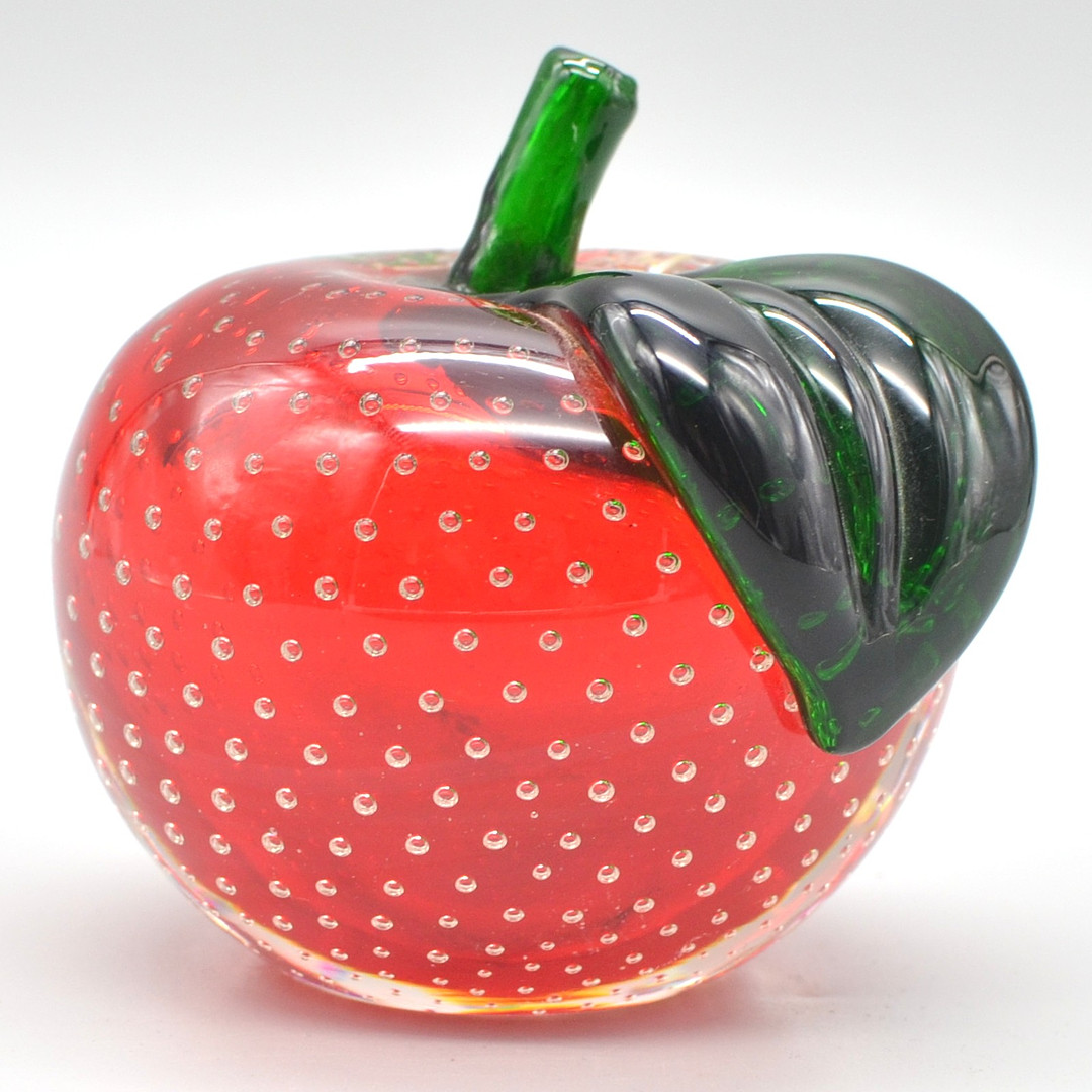 BAROVIER & TOSO. MURANO GLAS BRIEFBESCHWERER, APFEL, BULLICANTE, HOHLGEBLASEN, ITALIEN, UM 1950.