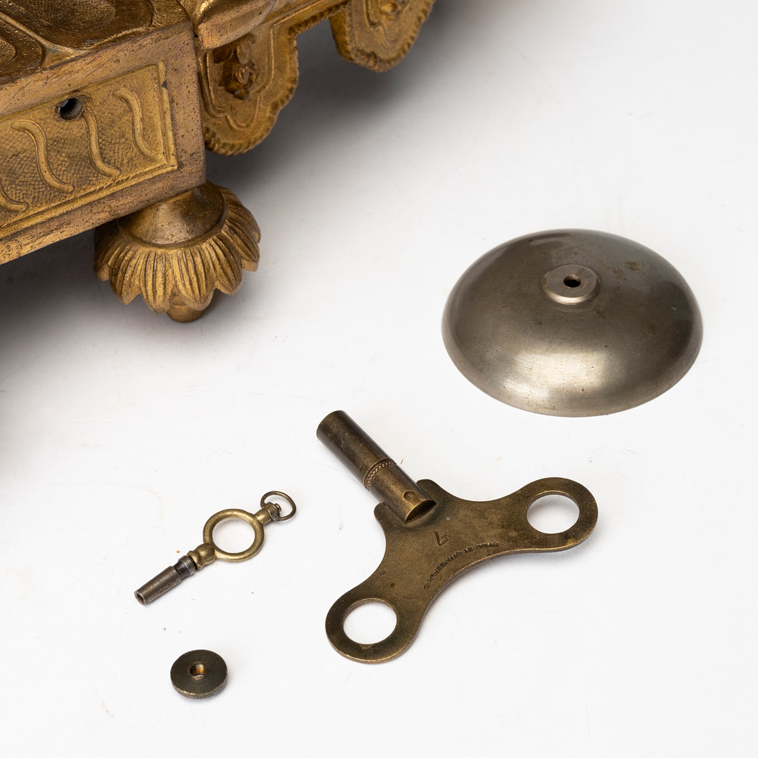 BORDSPENDYL, urverk märkt Japy Fils, förgylld vitmetall och brons, 1800-talets andra hälft.