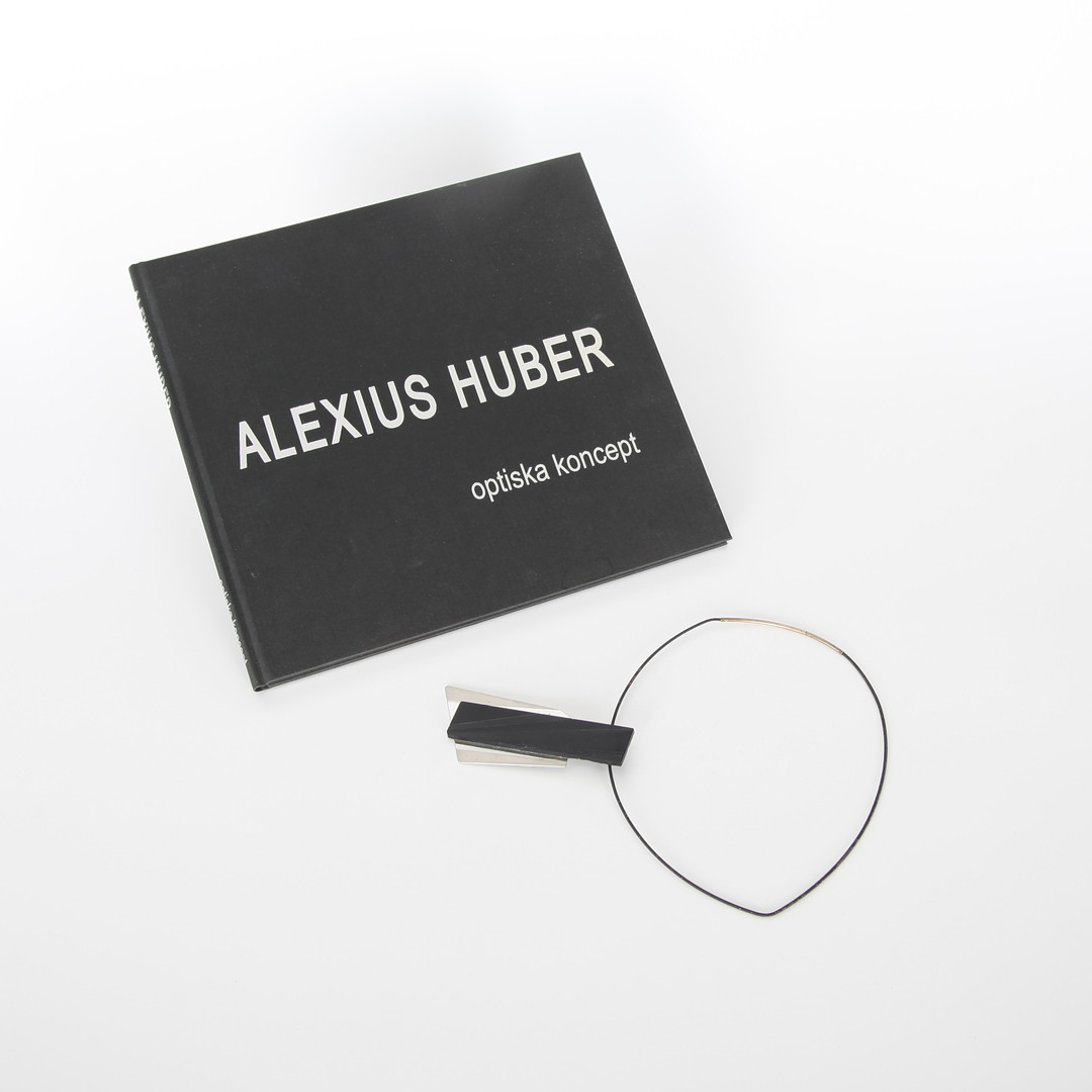 ALEXIUS HUBER. f 1939. Halsband och signerad bok.