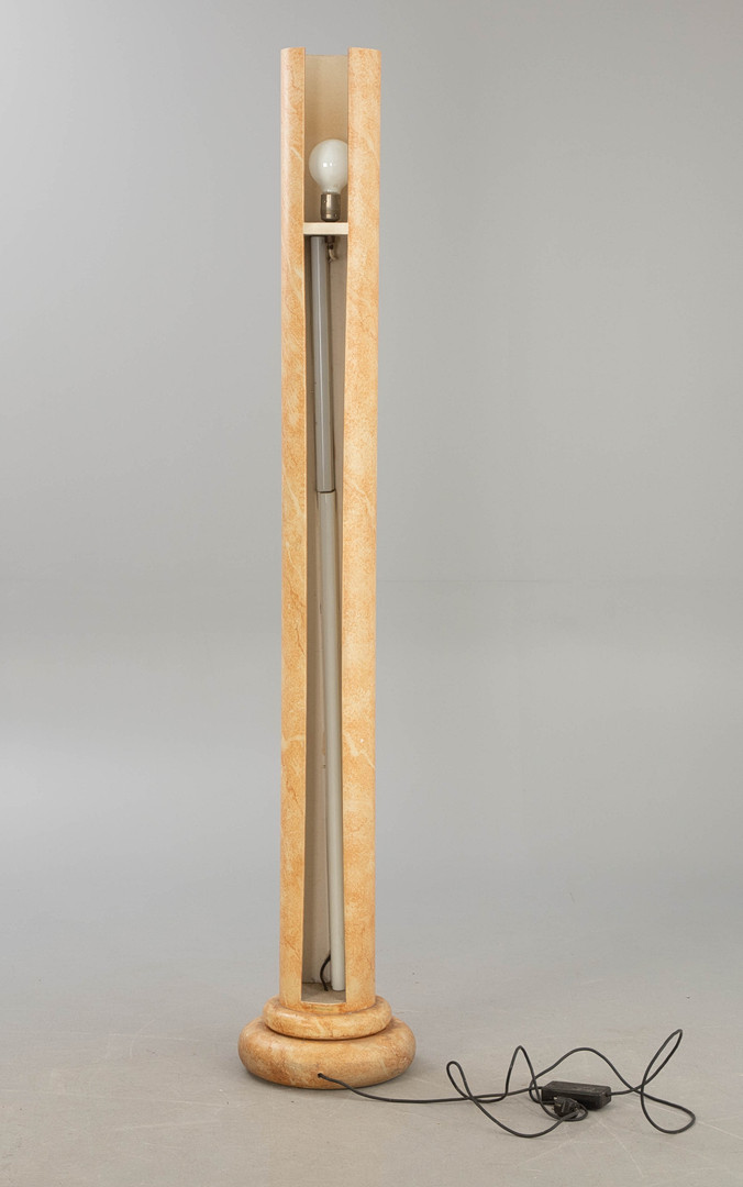 ERIC JACOBSON DESIGN. Säulenlampe, farbig gefasst, Modell 'EJD', 1990er Jahre.