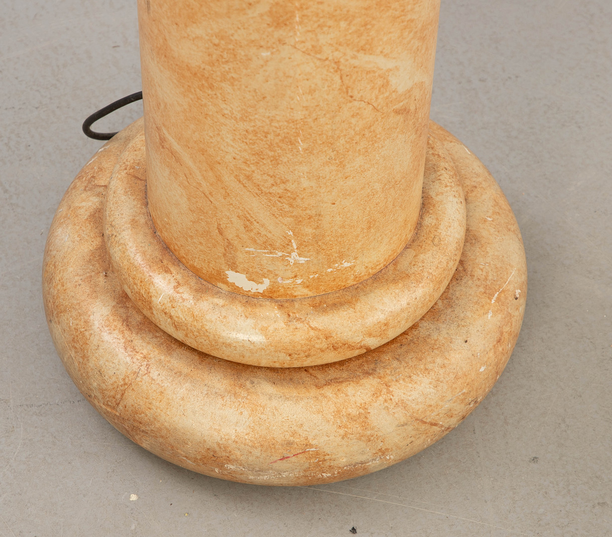 ERIC JACOBSON DESIGN. Säulenlampe, farbig gefasst, Modell 'EJD', 1990er Jahre.