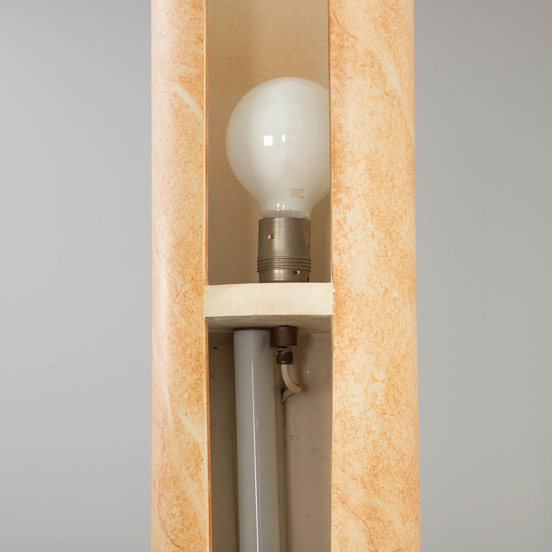 ERIC JACOBSON DESIGN. Säulenlampe, farbig gefasst, Modell 'EJD', 1990er Jahre.
