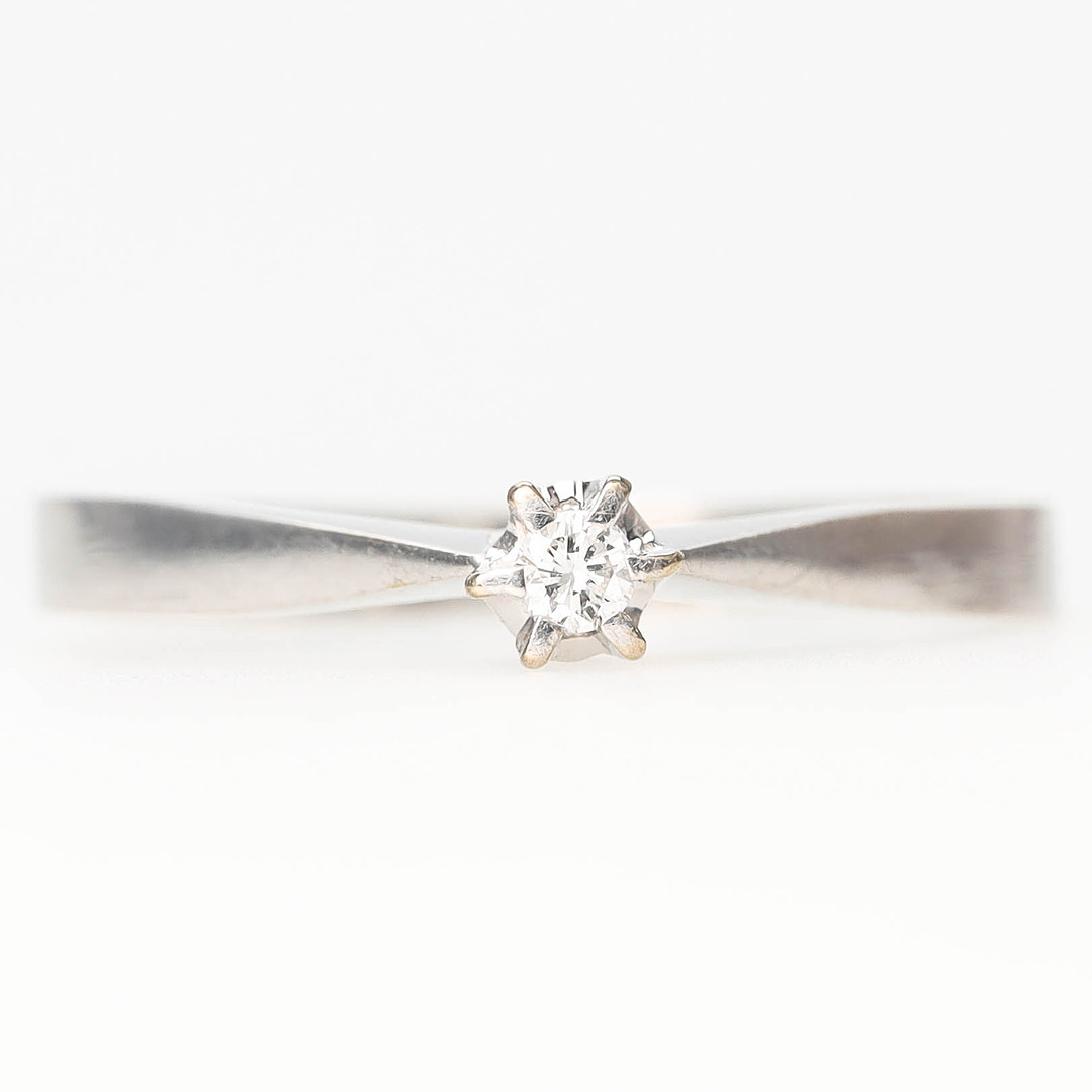 RING, 18 k vitguld, briljantslipad diamant, 0,03ct enligt gravyr, Hallberg, Köping 1981.