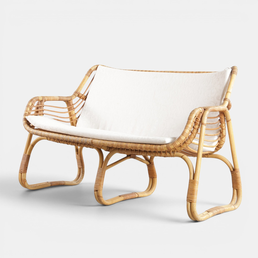 PETER HVIDT (1916-1986) & ORLA MØLGAARD (1907-1993). Fritstående to-pers. sofa af rattan og sjeneflet. Udført hos Horsnæs Møbler, model “Manilla”. Danmark, 1960'erne.