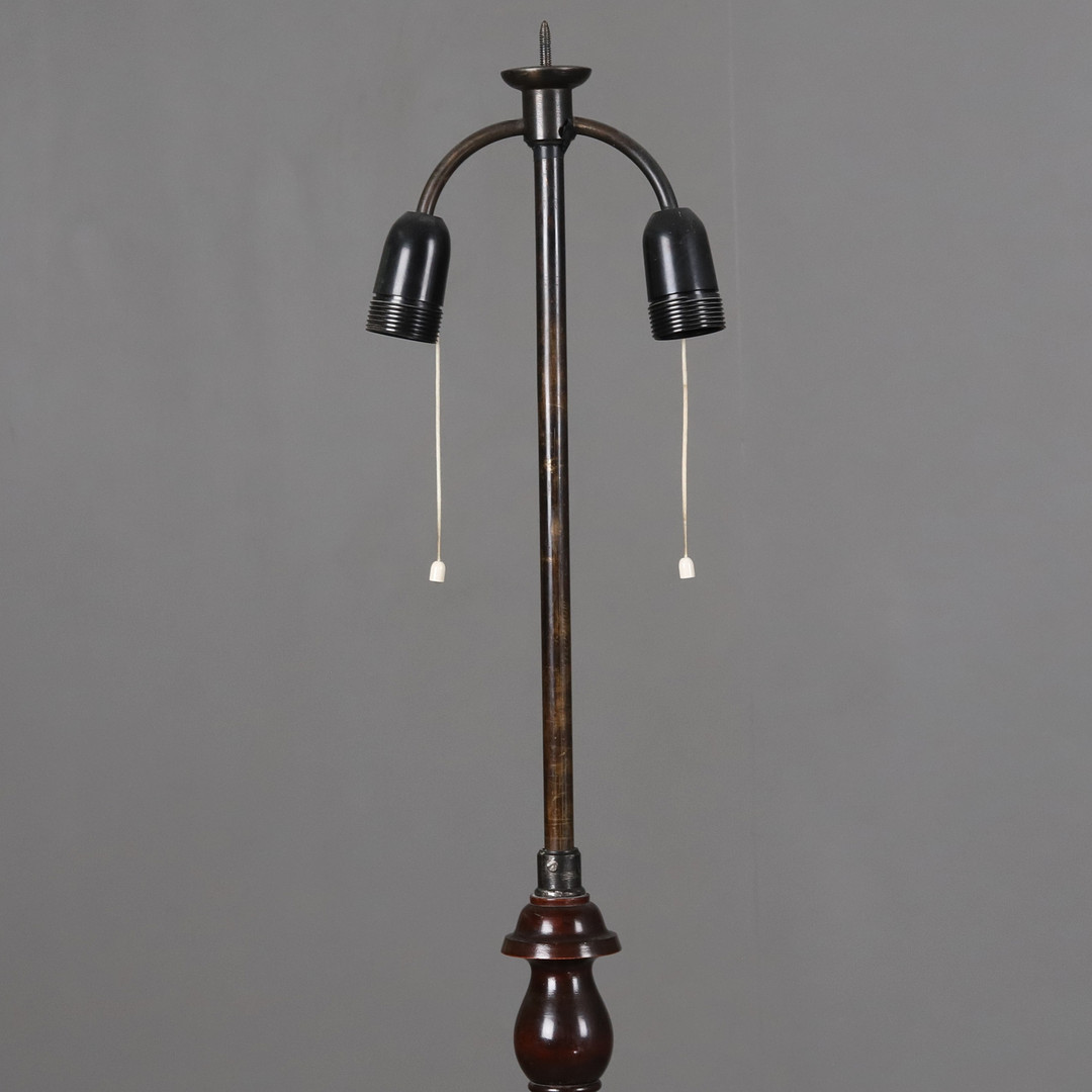 STOR GOLVLAMPA. Trästomme med tygskärm, 1930/40-tal.