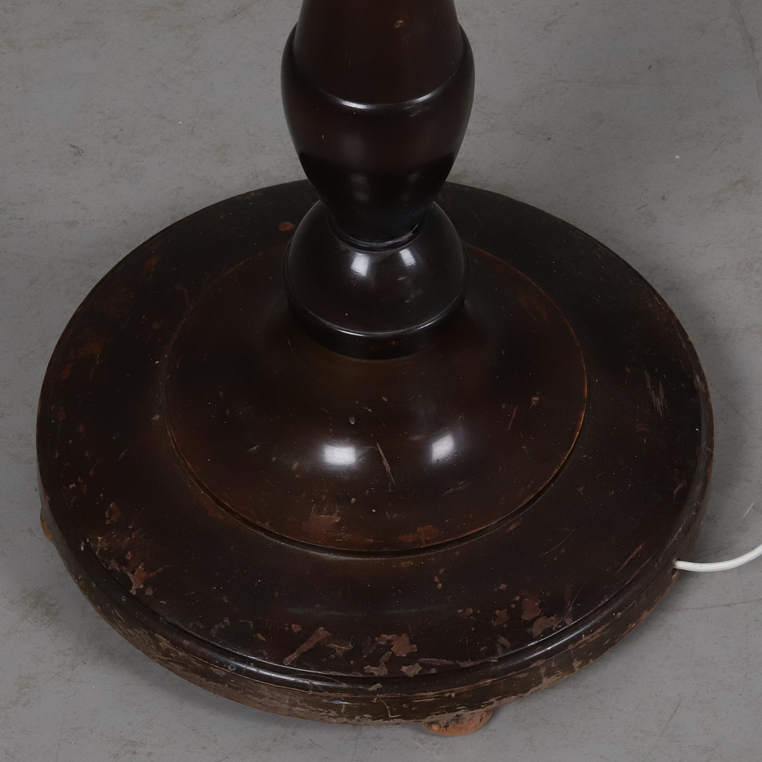 STOR GOLVLAMPA. Trästomme med tygskärm, 1930/40-tal.