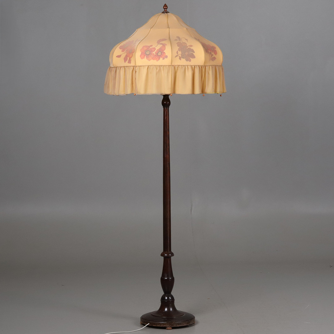 STOR GOLVLAMPA. Trästomme med tygskärm, 1930/40-tal.