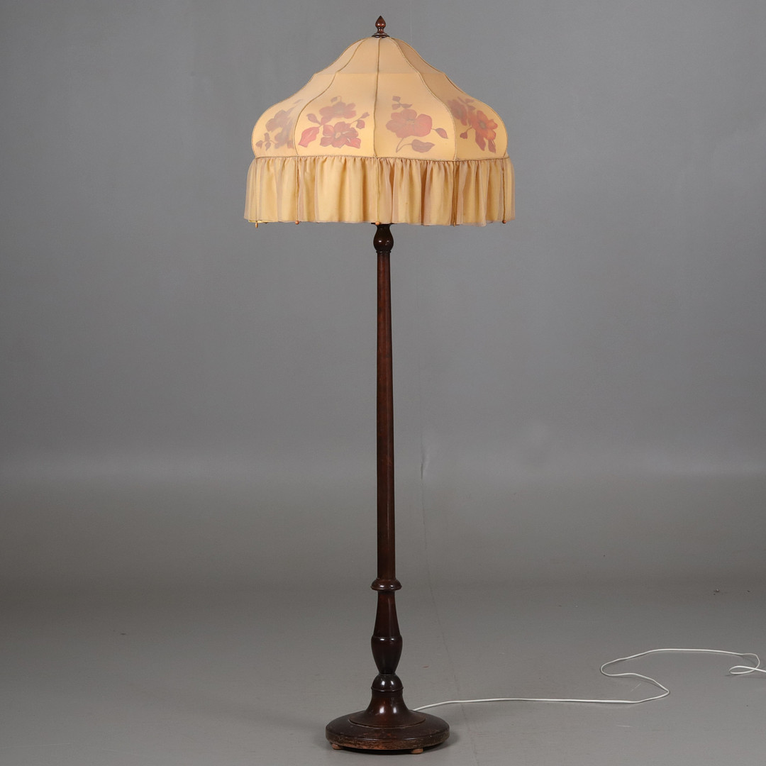 STOR GOLVLAMPA. Trästomme med tygskärm, 1930/40-tal.