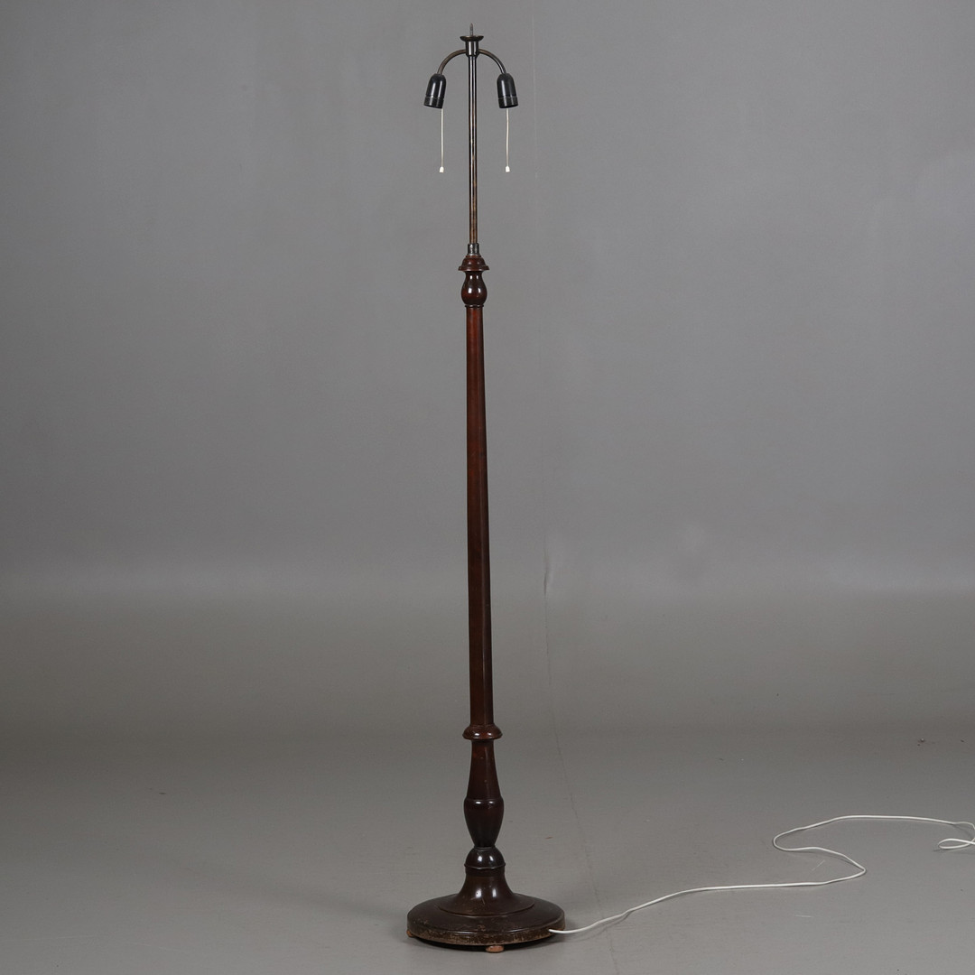 STOR GOLVLAMPA. Trästomme med tygskärm, 1930/40-tal.