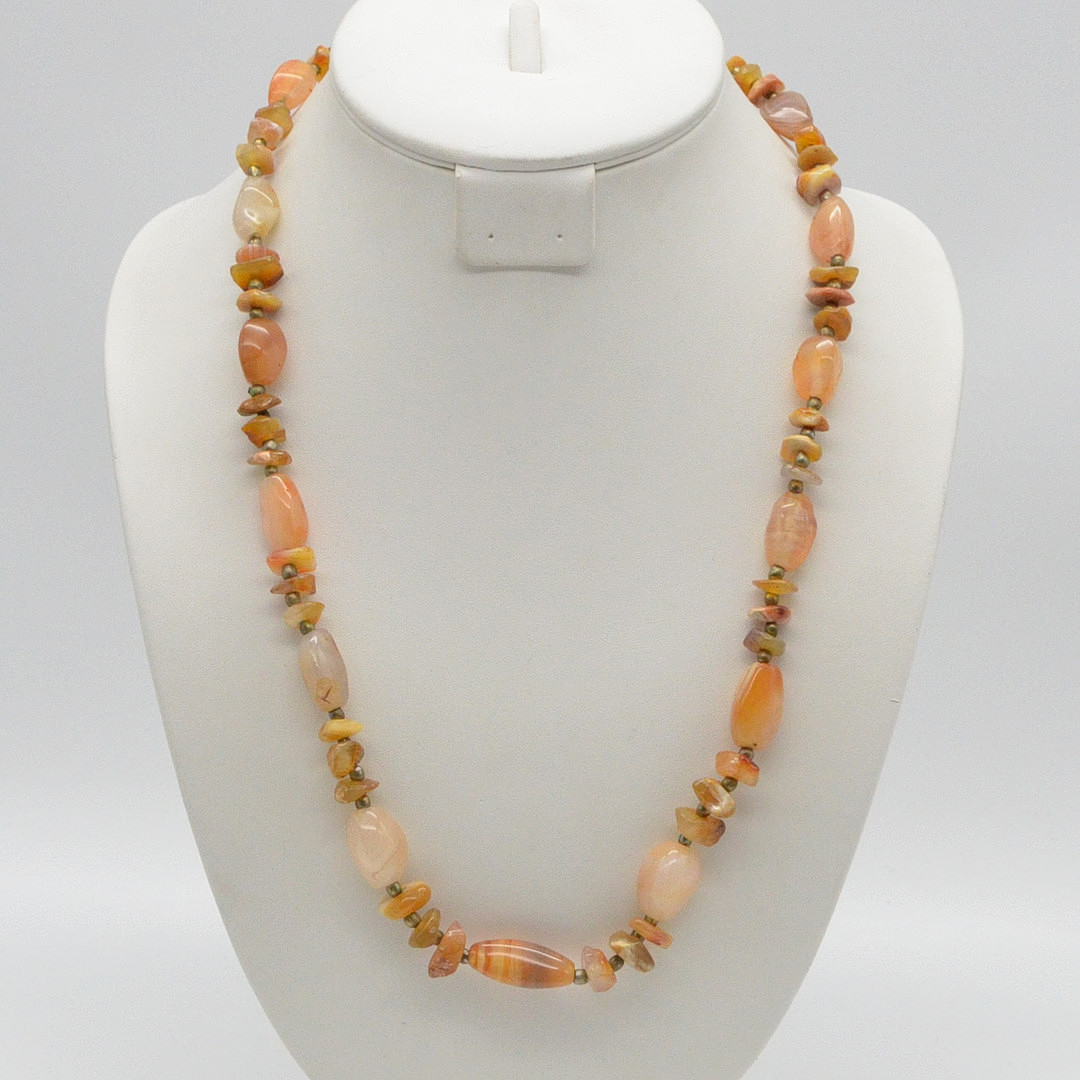 EDELSTEINCOLLIER AUS KARNEOL, NATURBELASSE UND POLIERTE PERLEN, VERGOLDETE TRENNPERLEN, MIT SCHRAUBVERSCHLUSS, VINTAGE, CA. 63 CM.