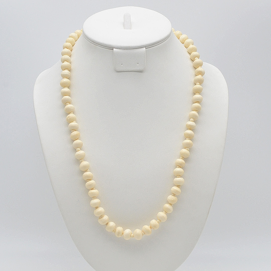 COLLIER AUS KNOCHENPERLEN, HANDGEMACHT, 1950ER JAHRE, CA. 60CM.