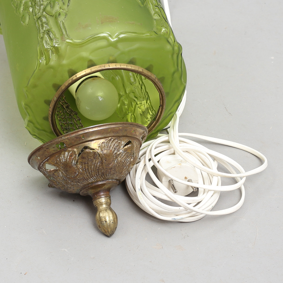 MÅNSKENSLAMPA, gulmetall/grönt glas, tidigt 1900-tal.