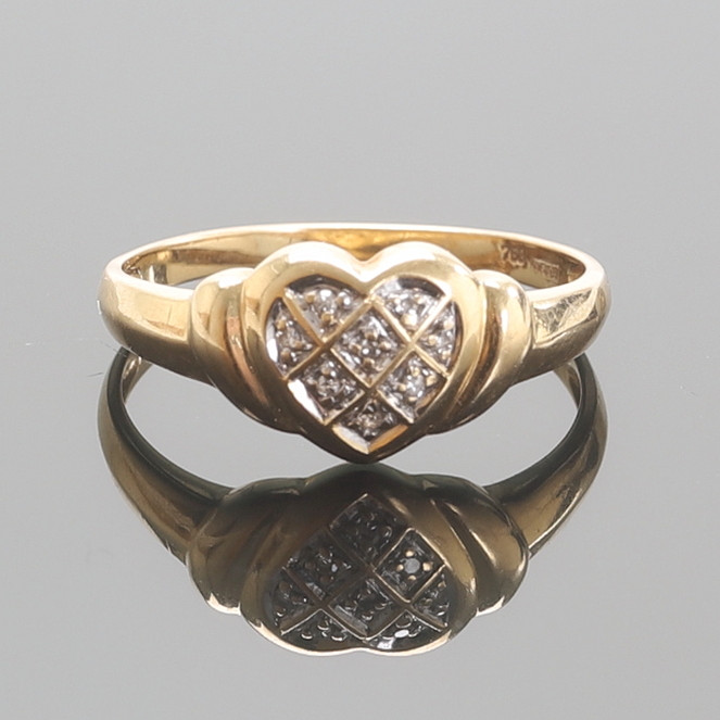 RING, 18 k guld med små diamanter.