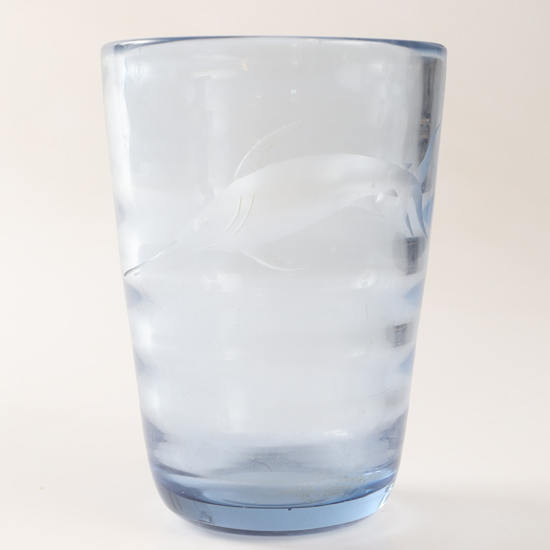 VAS, blått tonat glas med etsad dekor av svärdfisk.