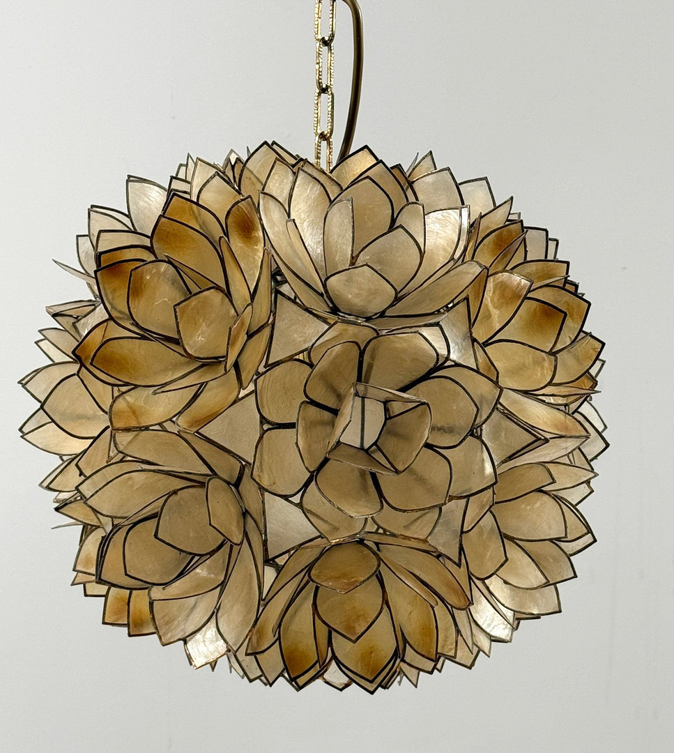 WILLY DARO. ZUGESCHRIEBEN. Deckenlampe Lotuskugel/Perlmutt von Rausch, Deutschland, 1960er Jahre.