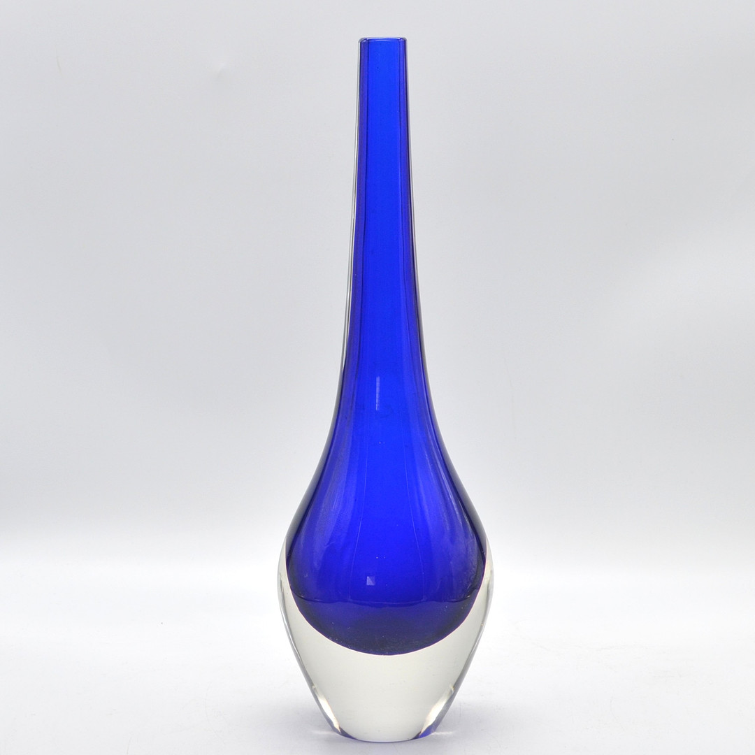 FLAVIO POLI. MURANO GLAS VASE, STUDIOGLAS, LANGGEZOGEN, ZWEIFARBIG, ITALIEN, UM 1960ER JAHRE.