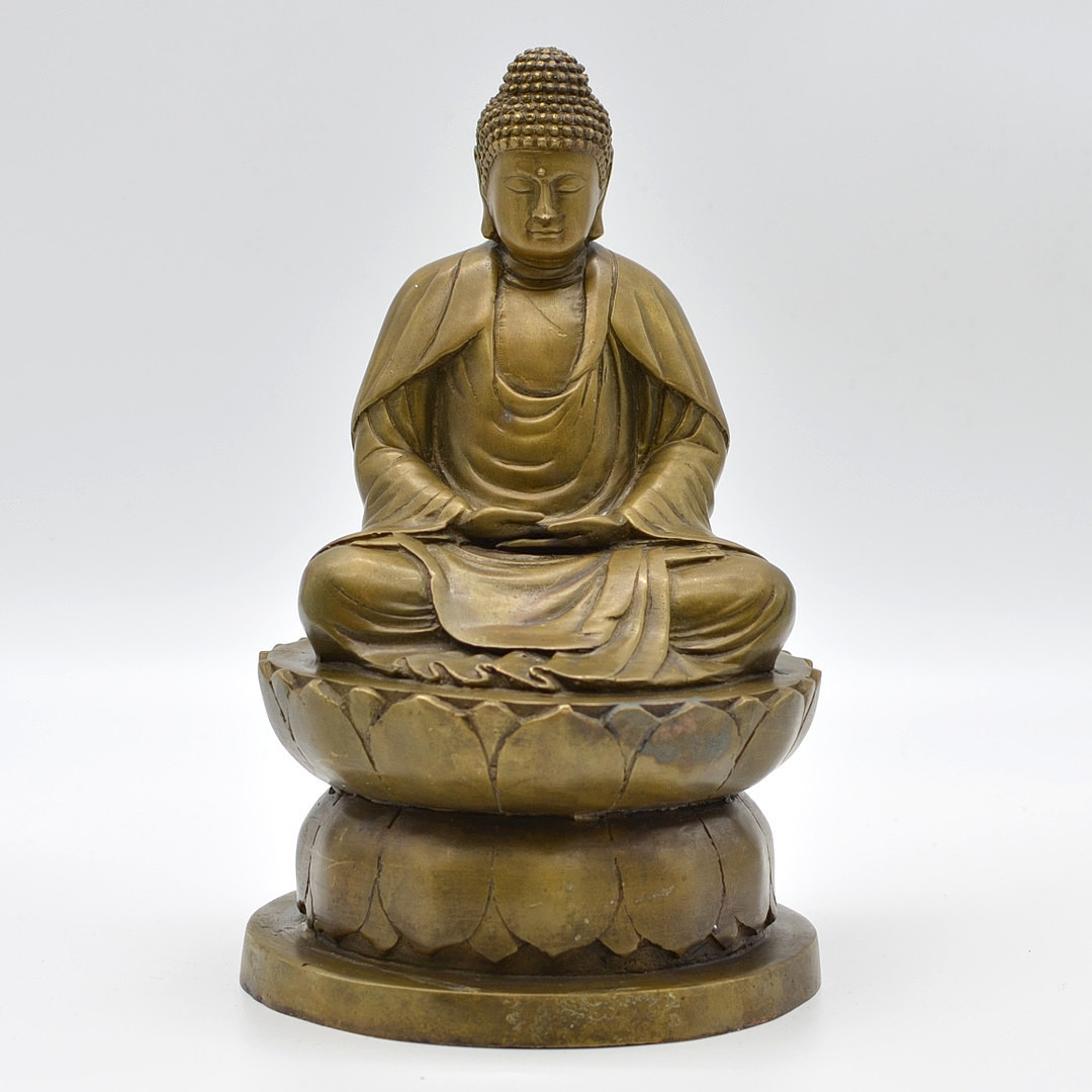 BUDDHA AUF LOTUS, ASIATISCHE SKULPTUR AUS BRONZE, MITTE DES 20. JAHRHUNDERTS.