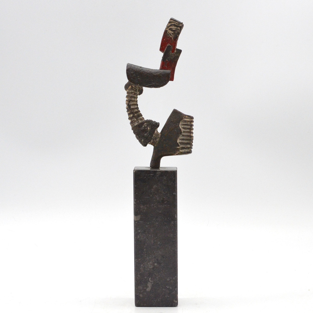 PIERRE LUMEY (1948). ABSTRAKTE SKULPTUR OHNE TITEL, BRONZE AUF GRANITSOCKEL, ROTE UND WEISSE AKZENTE, UM 1990, MONOGRAMMIERT.