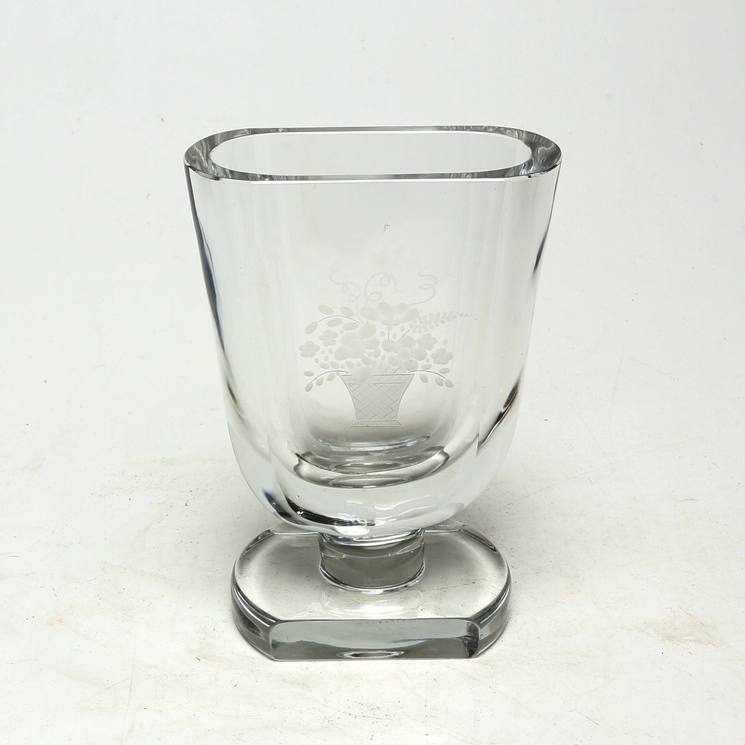 ELIS BERGH. VAS, glas, Kosta, graverad, signerad.