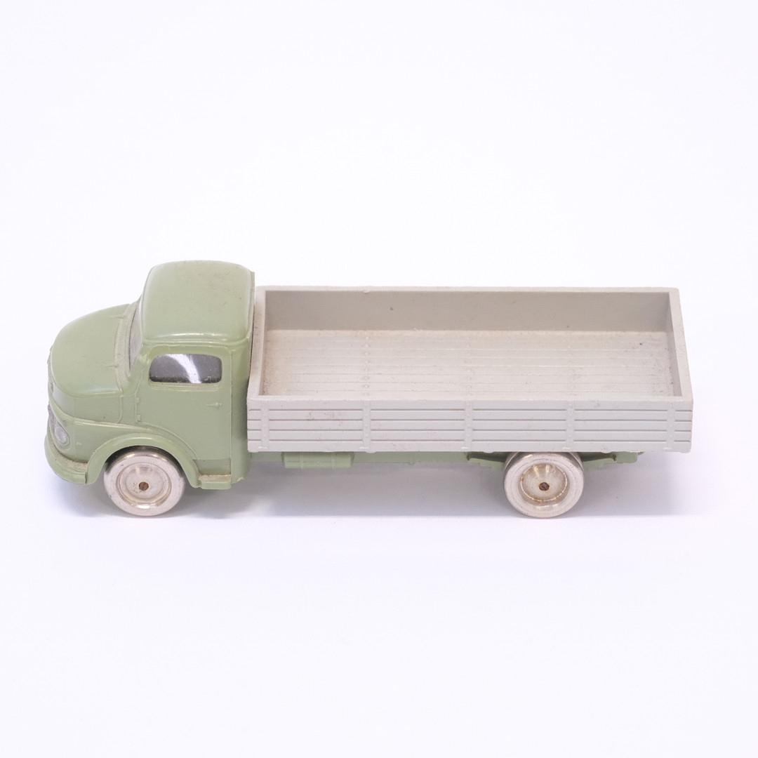 LEGO. MODELLBILAR, TRE LASTBILAR. MERCEDES BENZ. DANMARK, 1960-TAL.