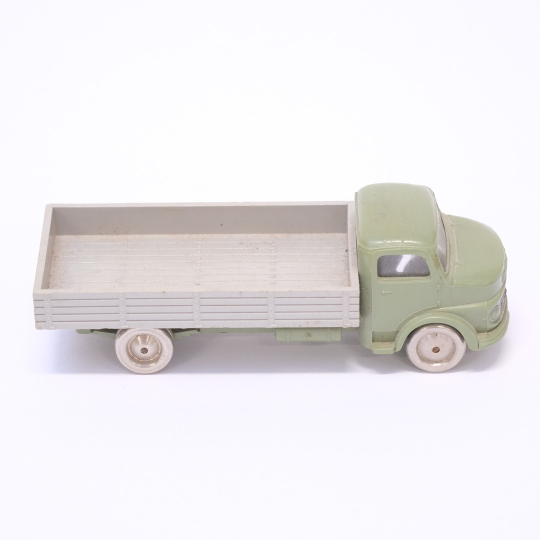 LEGO. MODELLBILAR, TRE LASTBILAR. MERCEDES BENZ. DANMARK, 1960-TAL.