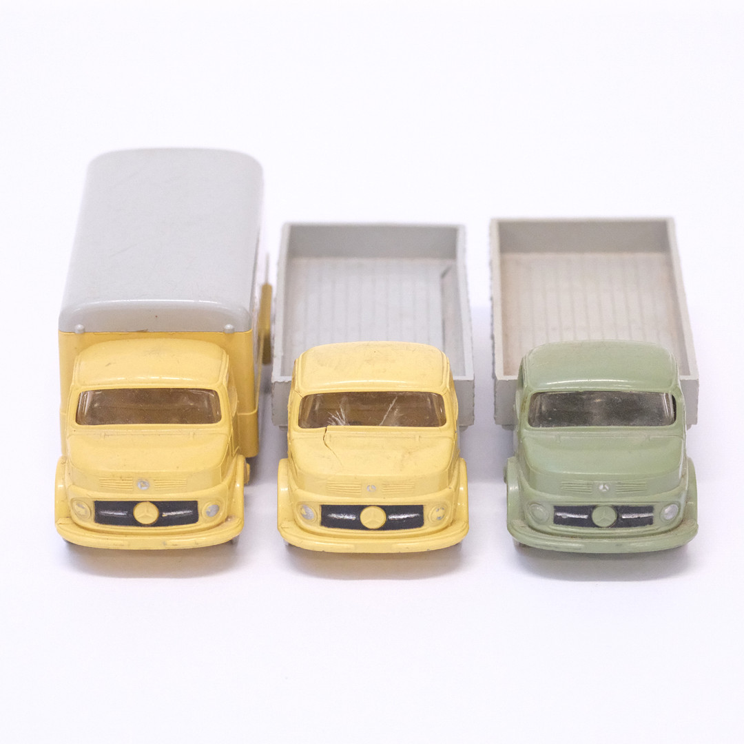 LEGO. MODELLBILAR, TRE LASTBILAR. MERCEDES BENZ. DANMARK, 1960-TAL.