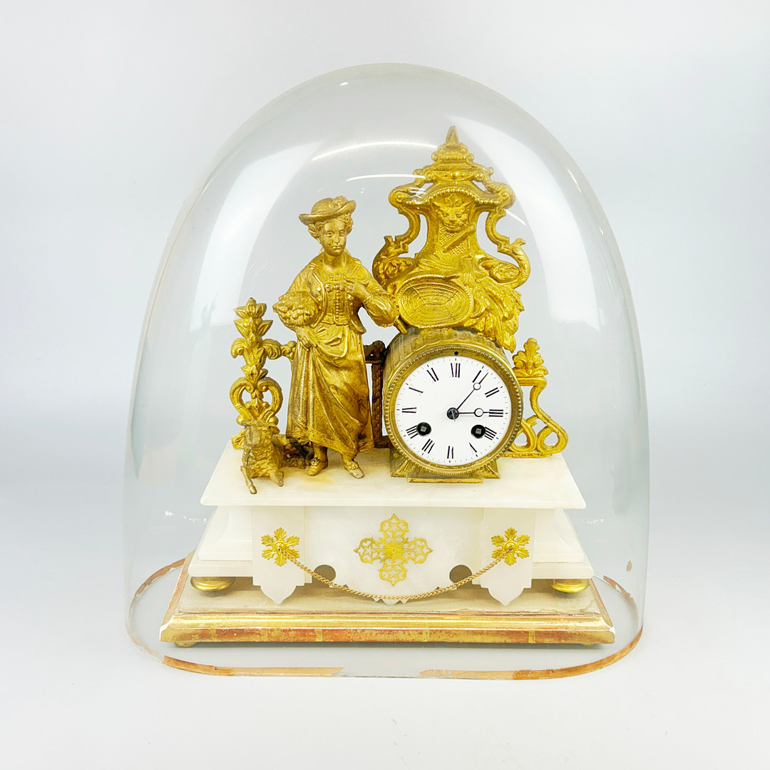 ORMOLU MOUNTED MANTLE CLOCK.