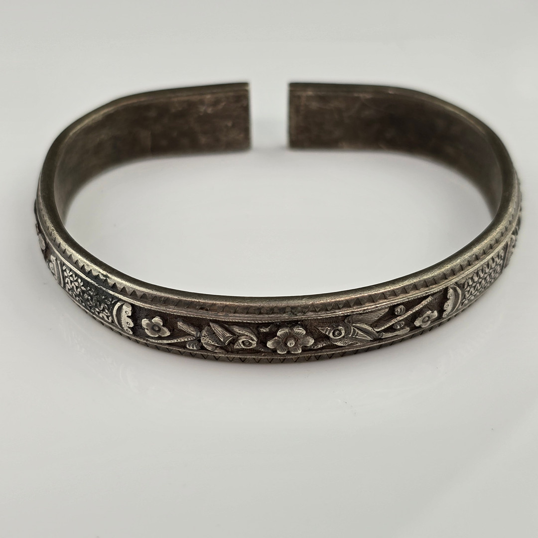Armreif - Metall, flacher offener Reif.