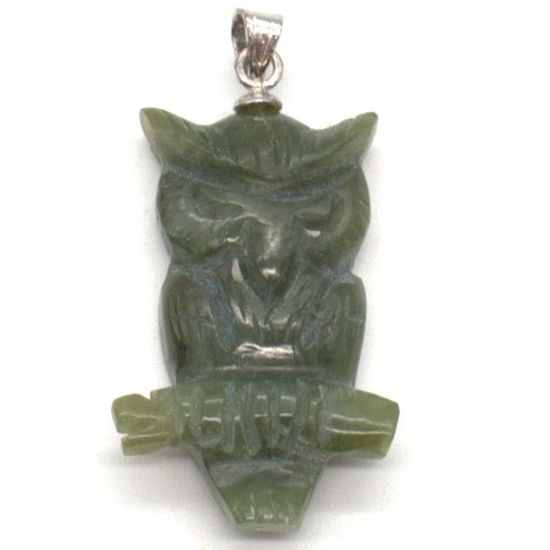 ANHÄNGER AUS JADE ALS PLASTISCHE EULE MIT 800 SILBER ÖSE, CHINA 20. JAHRHUNDERT.