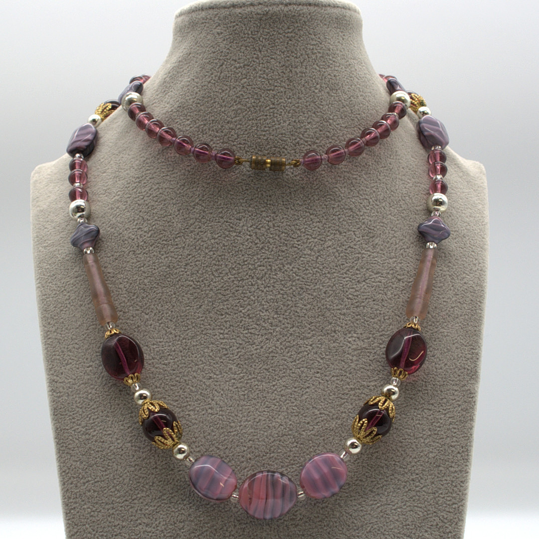 MURANO GLAS COLLIER,AMETHYSTFARBEN MIT VERGOLDETEN METALL VERZIERUNGEN UND DREHVERSCHLUSS, ITALIEN,UM CA. 1970.