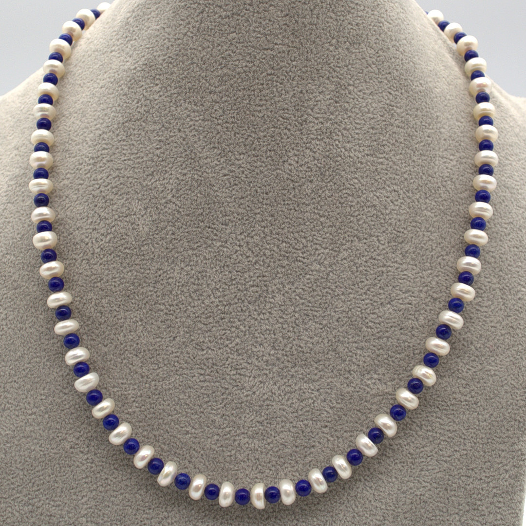 GRÖSSENVERSTELLBARE PERLENCOLLIER, EINREIHIG, LAPISLAZULI, STERLINGSILBER, CA. 47,5 CM.