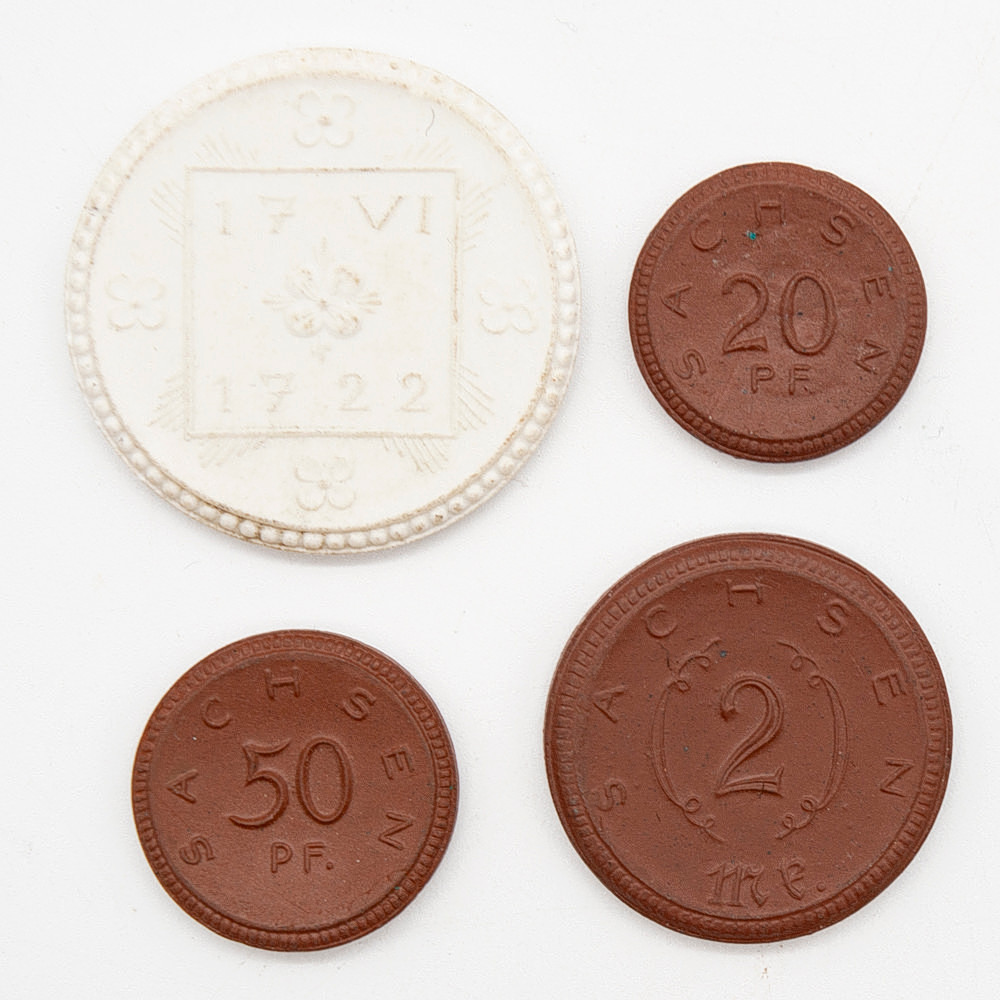 KONVOLUT MEISSEN PORZELLAN MEDAILLE UND MÜNZEN.