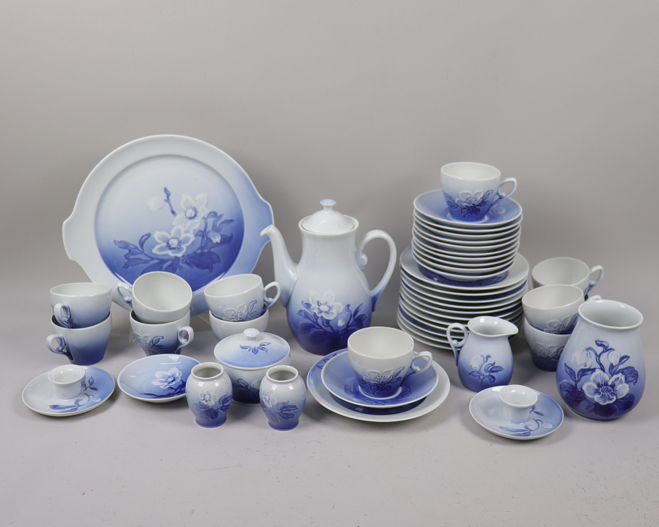 LOUISE CECILIE HALLIN. Julros", för Bing & Gröndahl, Danmark, kaffeservis, 45 delar.