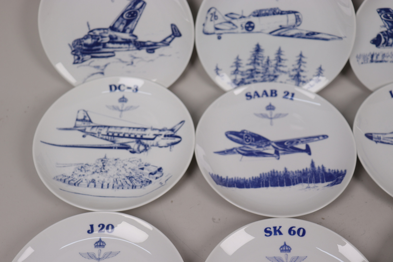 SOLWEIG OLSSON. "Svenska Flygvapnet", samlartallrikar i limiterad upplaga, Elg, 13 st.