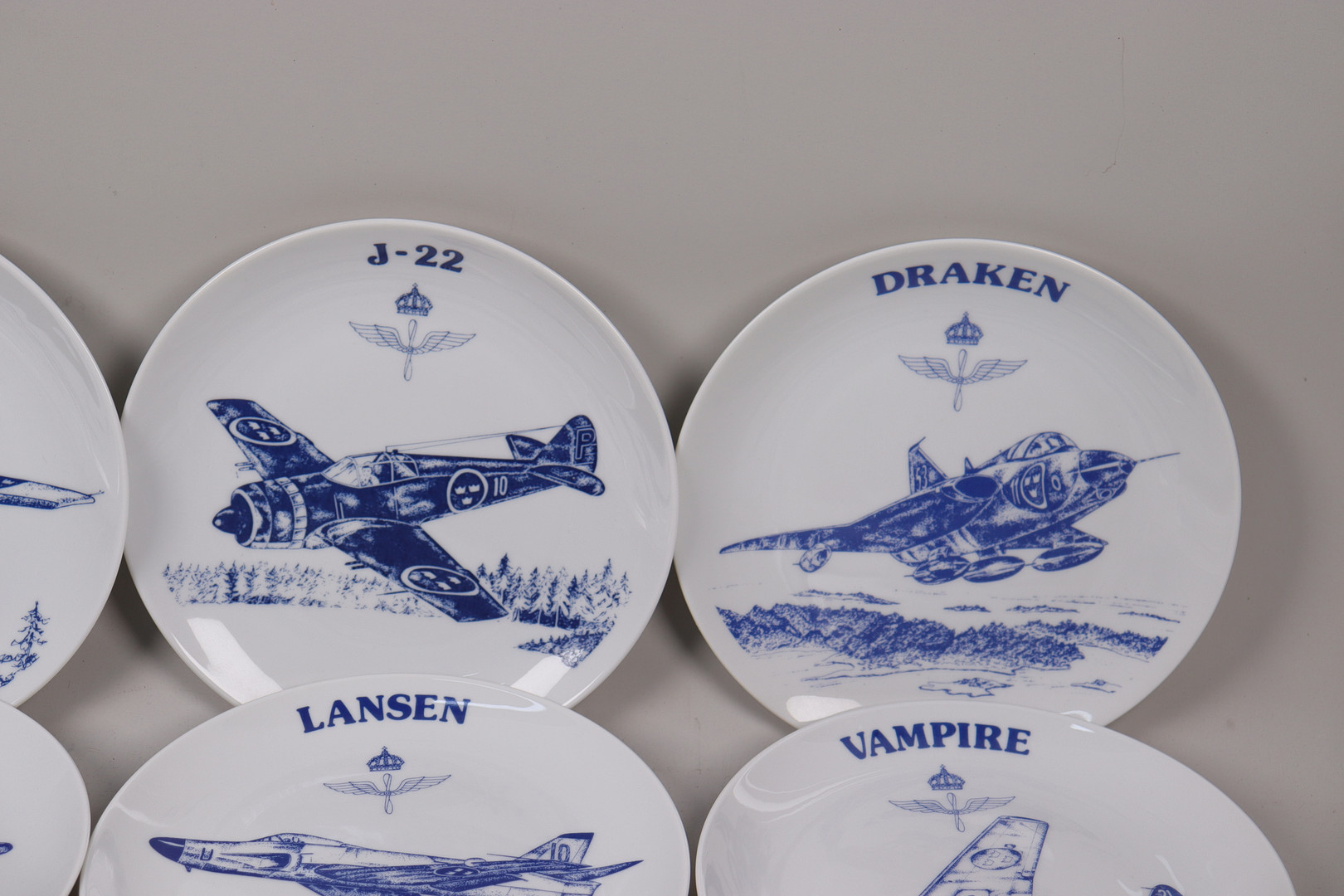 SOLWEIG OLSSON. "Svenska Flygvapnet", samlartallrikar i limiterad upplaga, Elg, 13 st.