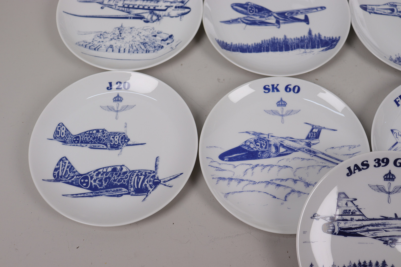 SOLWEIG OLSSON. "Svenska Flygvapnet", samlartallrikar i limiterad upplaga, Elg, 13 st.