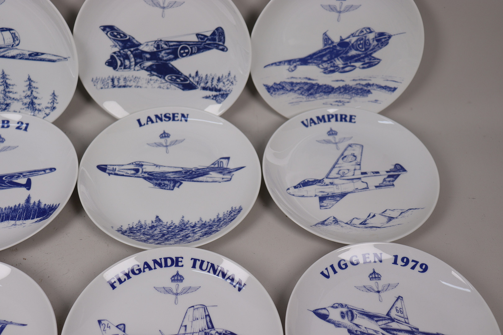 SOLWEIG OLSSON. "Svenska Flygvapnet", samlartallrikar i limiterad upplaga, Elg, 13 st.