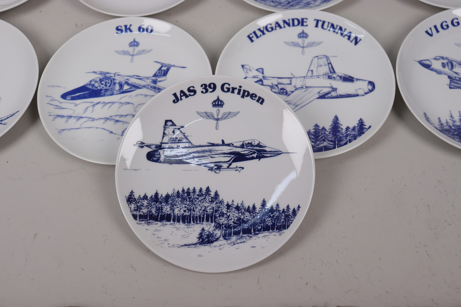 SOLWEIG OLSSON. "Svenska Flygvapnet", samlartallrikar i limiterad upplaga, Elg, 13 st.