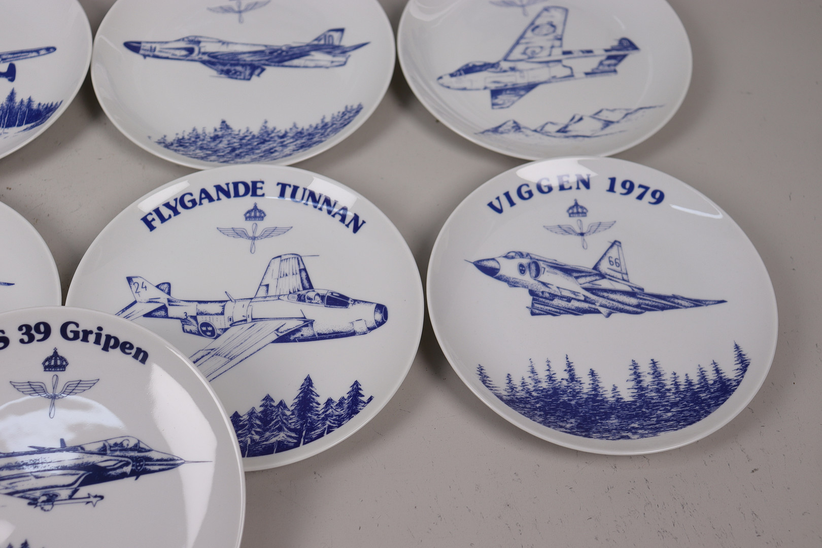SOLWEIG OLSSON. "Svenska Flygvapnet", samlartallrikar i limiterad upplaga, Elg, 13 st.