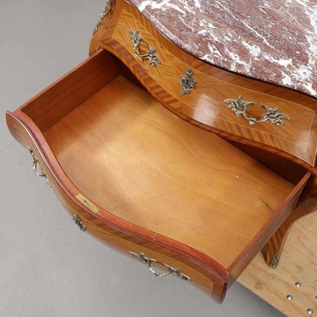 BYRÅ med stenskiva, mahogny, rokokostil, 1900-talets mitt.