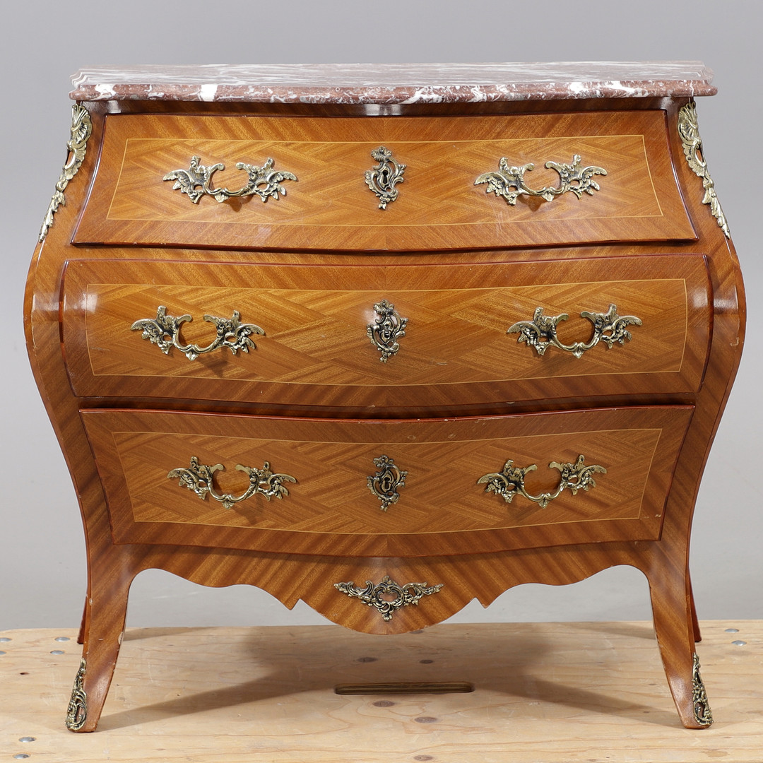 BYRÅ med stenskiva, mahogny, rokokostil, 1900-talets mitt.