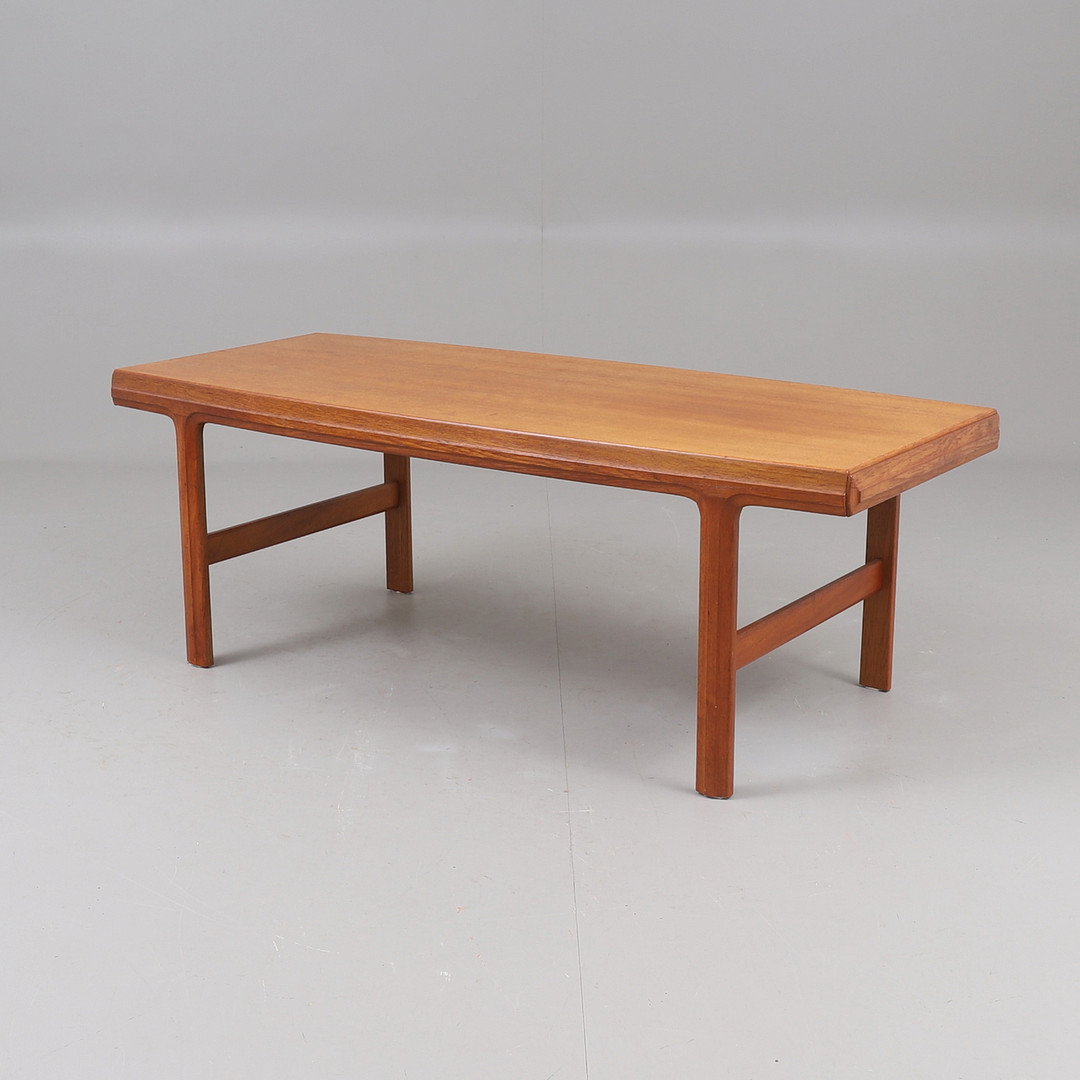 JOHANNES ANDERSEN. Soffbord, teak, 1960-tal.