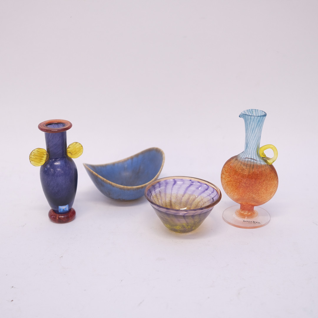 KONSTGLAS SAMT SKÅL, STENGODS, FYRA DELAR.