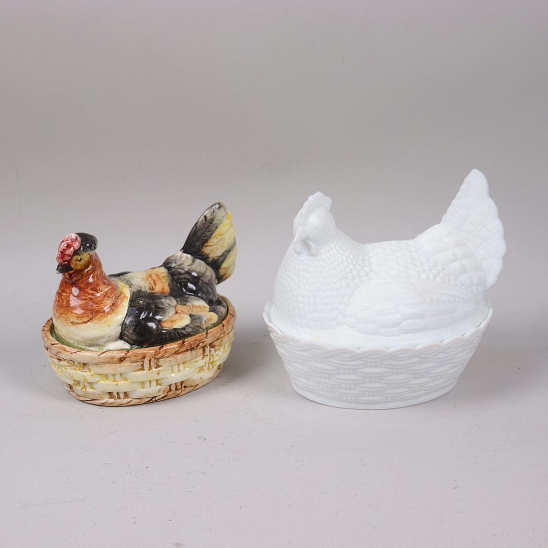ÄGGHÖNA, flintgods och vitt pressglas, 2 st.