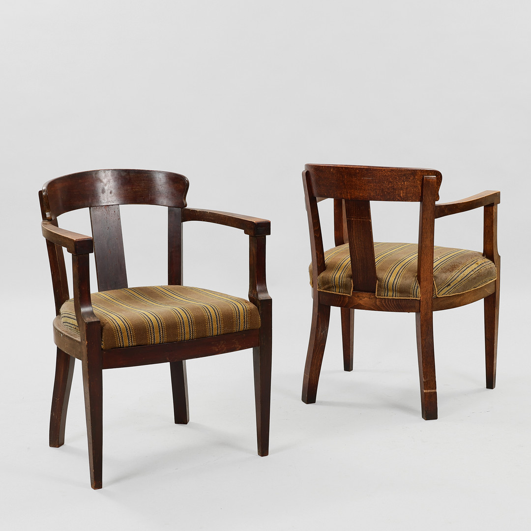DANSK SNEDKERMESTER. Par armstole af bejdset bøg, 1930-40'erne. Givet i gave fra Carlsberg. (2).