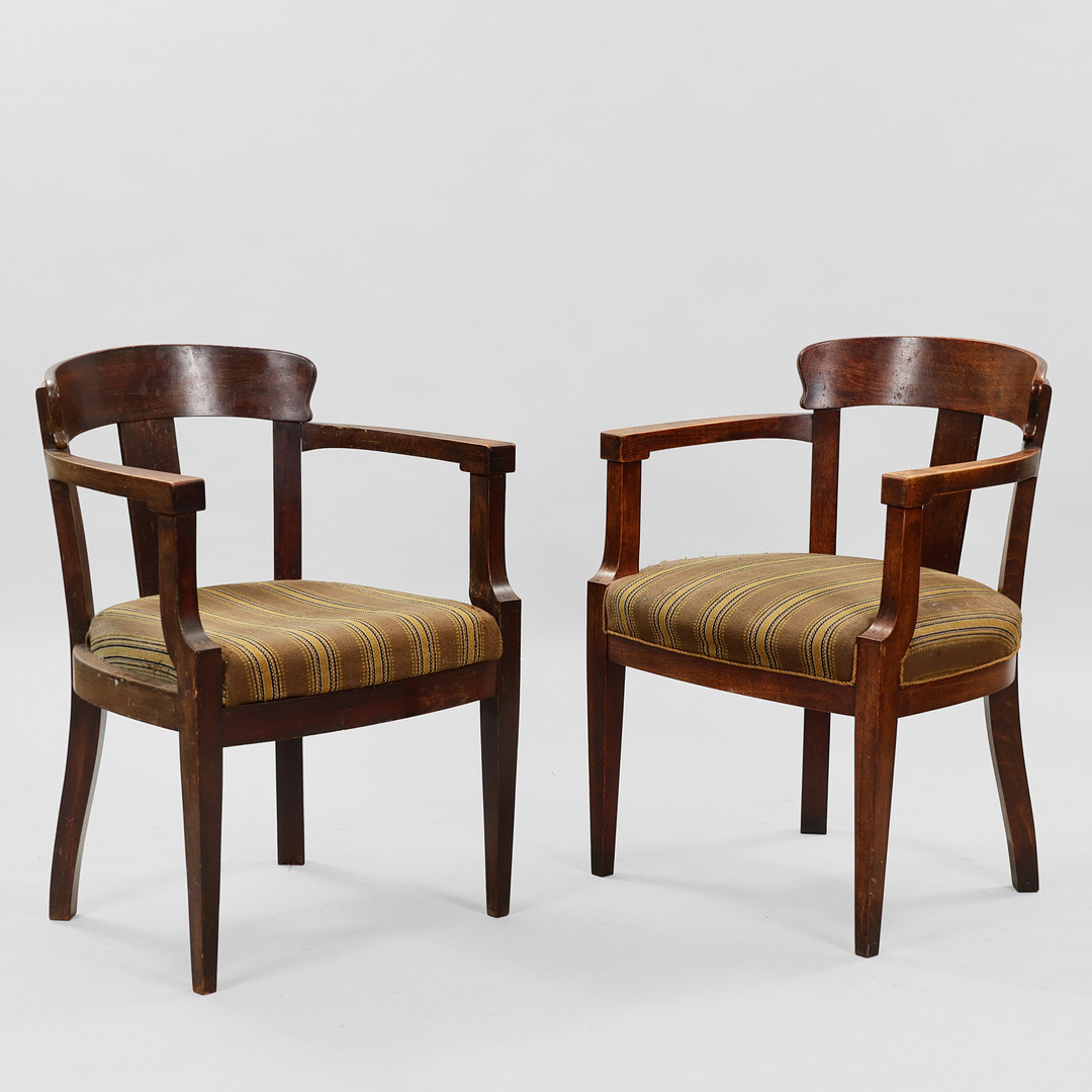 DANSK SNEDKERMESTER. Par armstole af bejdset bøg, 1930-40'erne. Givet i gave fra Carlsberg. (2).