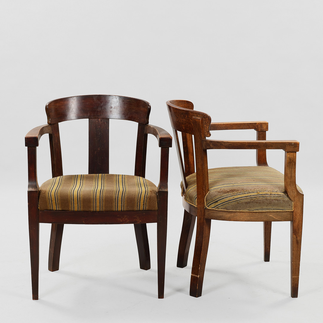 DANSK SNEDKERMESTER. Par armstole af bejdset bøg, 1930-40'erne. Givet i gave fra Carlsberg. (2).